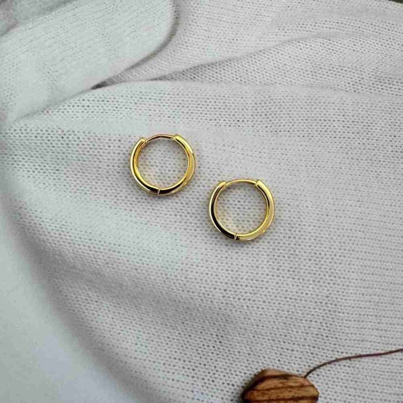 Jewelry - Chic Gold Hoop Earrings